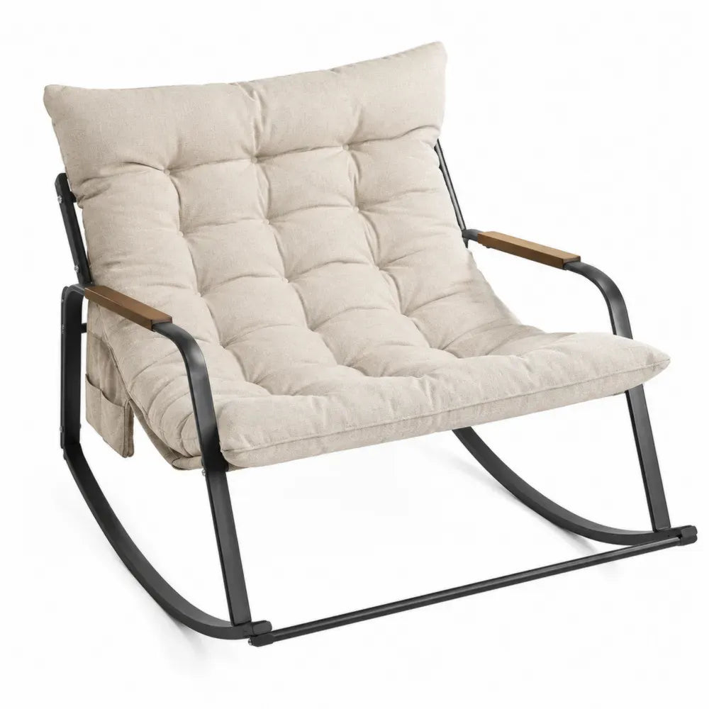 Silla mecedora tapizada beige estructura de metal negro con apoyabrazos de madera y base tipo balancín