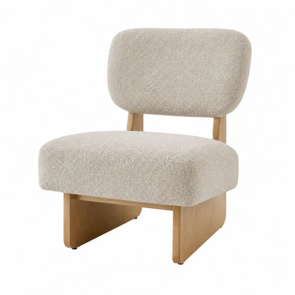 Silla butaca tapizada en tejido bouclé beige con estructura de madera base de madera natural sin dimensiones especificadas